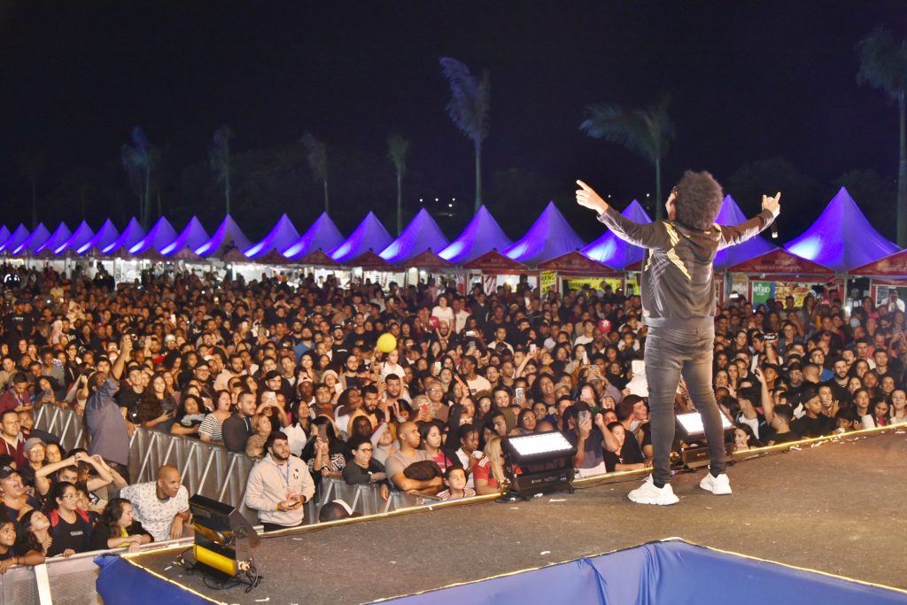 Thalles Roberto anima o Réveillon de Copacabana e Avenida Paulista: um show para celebrar o novo ano!