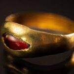 "Arqueólogos Descobrem Anel de Ouro de 2.300 Anos na Cidade de Davi: Relíquia do Período Helenístico"