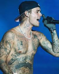 De volta aos palcos, Justin Bieber exalta Jesus no Coachella: “Glória ao Rei”